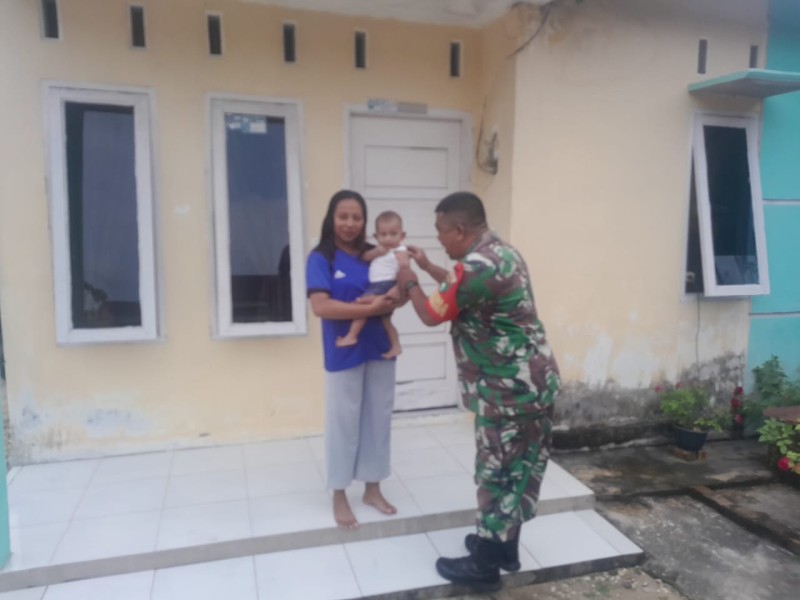 Babinsa Sertu Venus Luberto Lakukan Pengecekan Anak Stunting di Perawang Barat.