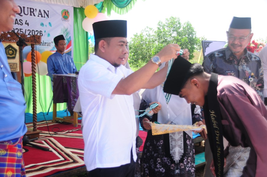 Pelepasan Santri PonPes Al Azhar Angkatan I Indragiri Hulu dan Wisuda MDTA Berlangsung Khidmat