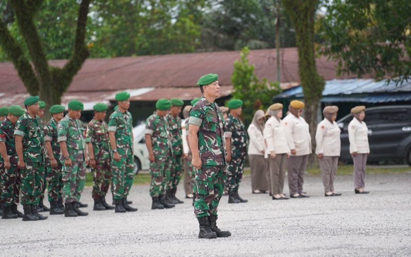 Kodim 0320 Dumai Salurkan Bingkisan Lebaran, Dandim Ingatkan Anggota Jaga Nama Baik Satuan