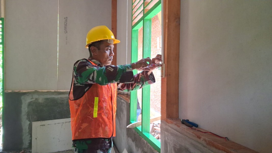 Masuki Tahap Finishing, Satgas TMMD Ke-129 Kodim 0102/Pidie Pasang Instalasi Listrik RTLH