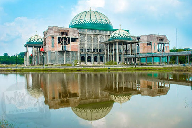 Gubri Perintahkan Dinas PU Lanjutkan Pembangunan Masjid UIN Suska
