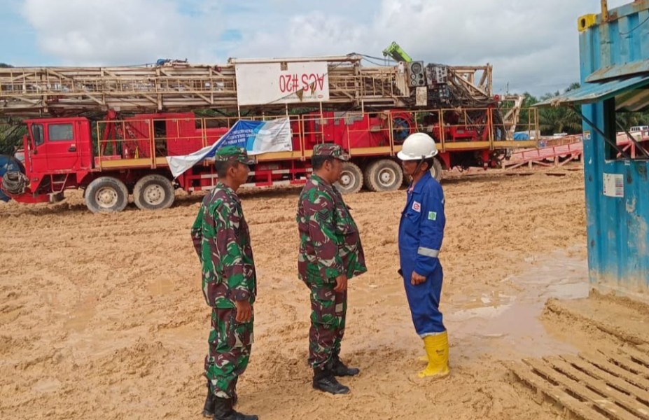 Babinsa Serma D. Sihombing Bersama Serda Holmes Laksanakan Patroli di Lokasi Drilling Rig BDSI #27