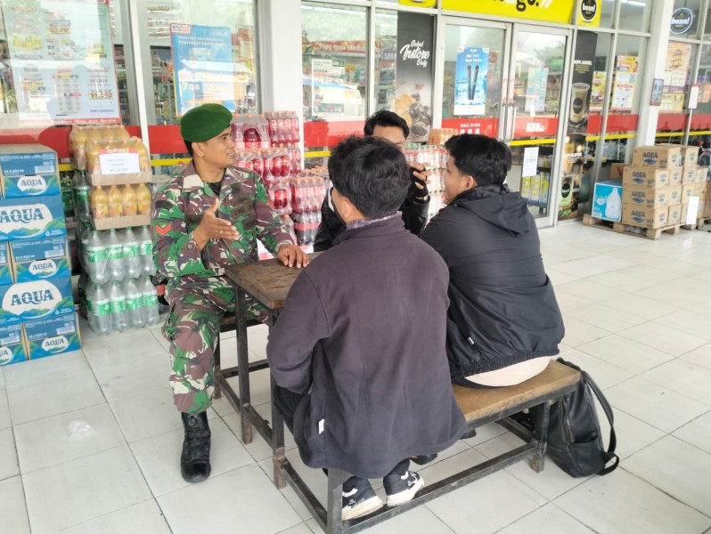 Perangi Narkoba, Babinsa Kelurahan Minas Jaya Lakukan Komsos Dengan Gandeng Masyarakat