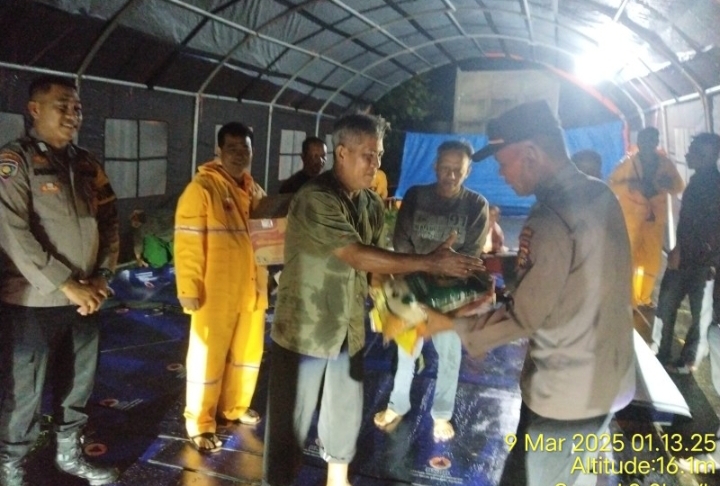 Sungai Indragiri Meluap, Polsek Rengat Barat Gerak Cepat Bantu Warga
