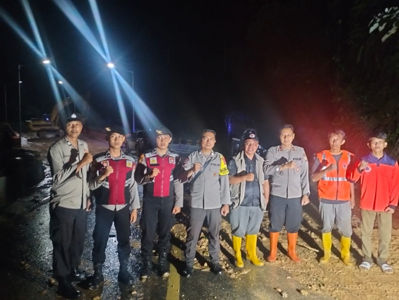Akses Jalan Sempat Tertutup, Polsek Pino dan BPBD Tangani Longsor di Desa Air Tenam Ulu Manna Bengkulu Selatan