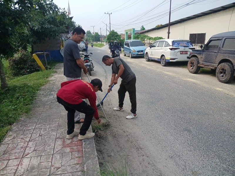 Babinsa Kodim 0320/Dumai Gotong Royong Bersihkan Lingkungan di Bumi Ayu