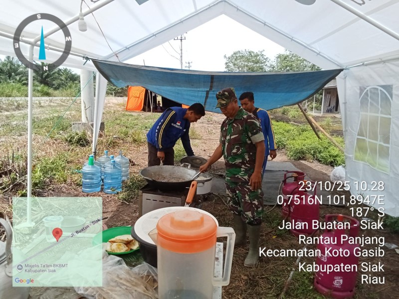 Babinsa Koramil 04/Perawang Pantau dan Bantu Warga Terdampak Banjir di Koto Gasib