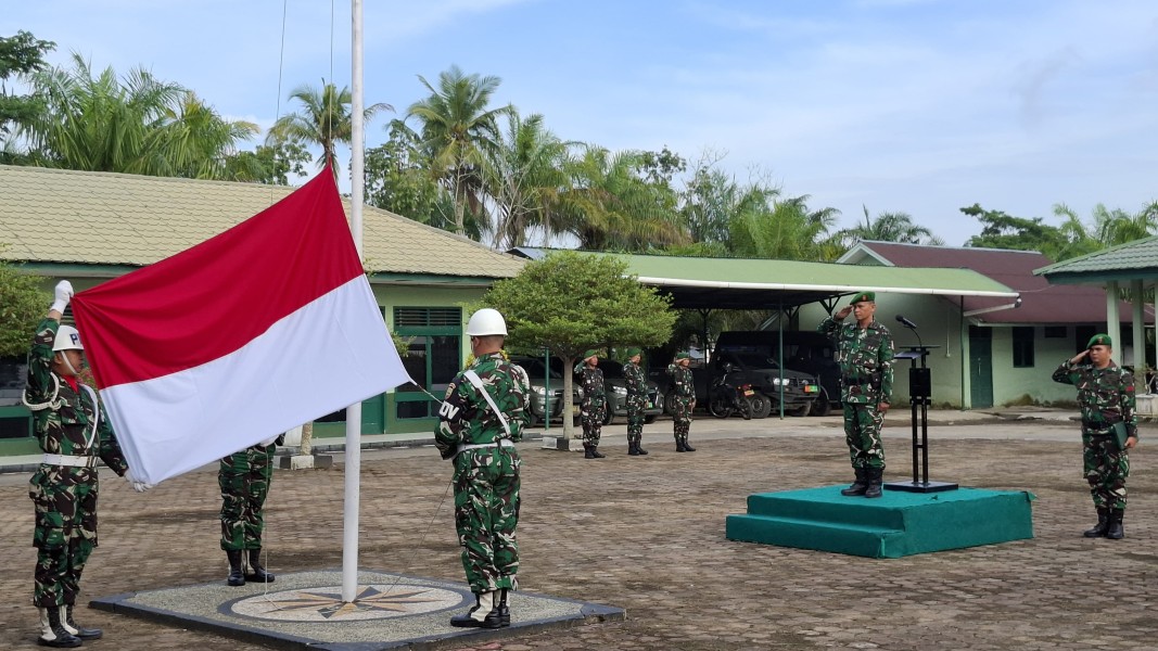 Pimpin Upacara Bulanan, Pasi Ops Kodim 0314/Inhil Ingatkan Bahaya Pinjol dan Judol bagi Prajurit