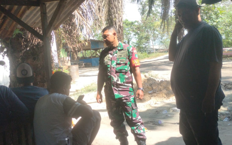 Babinsa Koramil 01 Dumai Intensifkan Patroli Pengamanan Jalur Pipa Minyak di Bukit Kapur