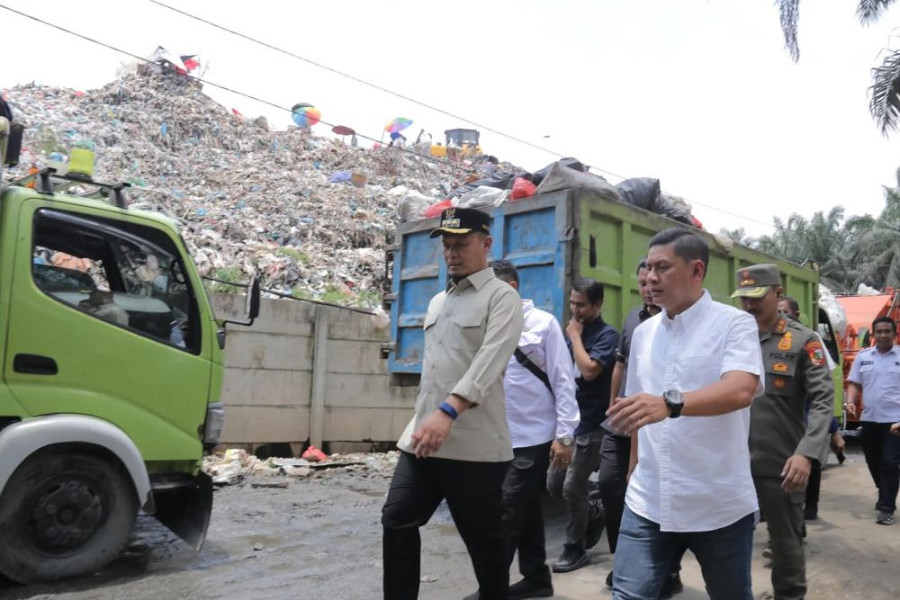 Wako Pekanbaru Tegaskan Camat dan Lurah Jangan Hanya Teken Berkas, Tapi ke Lapangan