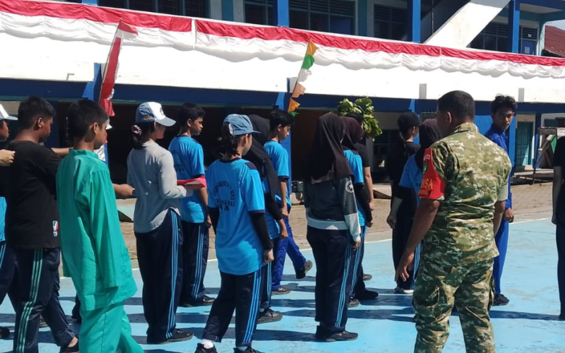 Sambut HUT RI ke-81, Babinsa Koramil 01/Dumai Latih Paskibraka SMK Erna