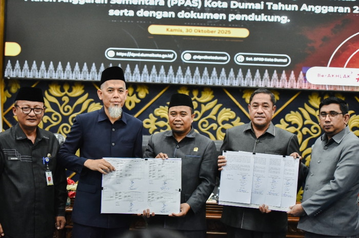 Walikota Dumai Serahkan RAPBD 2026 Rp 2,2 Triliun