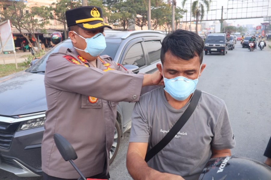 Tak Sekadar Penegakan Hukum, Kapolres Pelalawan Turun Langsung Lindungi Warga dari Bahaya Asap Karhutla
