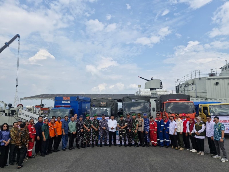 Solidaritas Riau: 150 Ton Bantuan untuk Korban Bencana Aceh Dikirim Lewat Kapal Perang