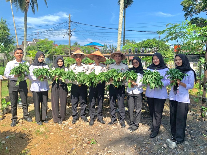Dukung Program Ketahanan Pangan, Rutan Manna Sukses Panen Kangkung Hasil Karya Warga Binaan