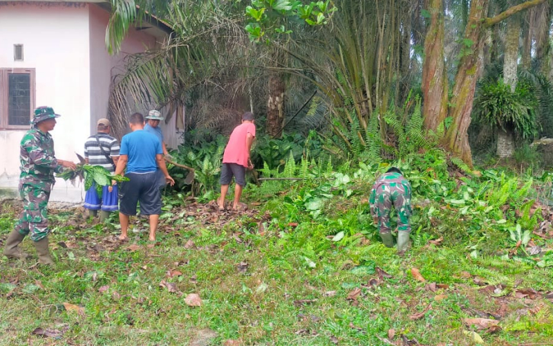 TNI dan Masyarakat Kompak Bersihkan Lingkungan Sekolah, Dandim Dumai: Wujud Kemanunggalan
