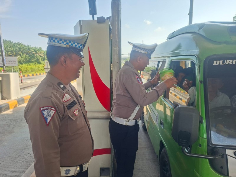 Aksi Simpatik di Jalur Mudik, Polres Siak Bagikan Snack dan Pesan Keselamatan di Exit Tol Minas