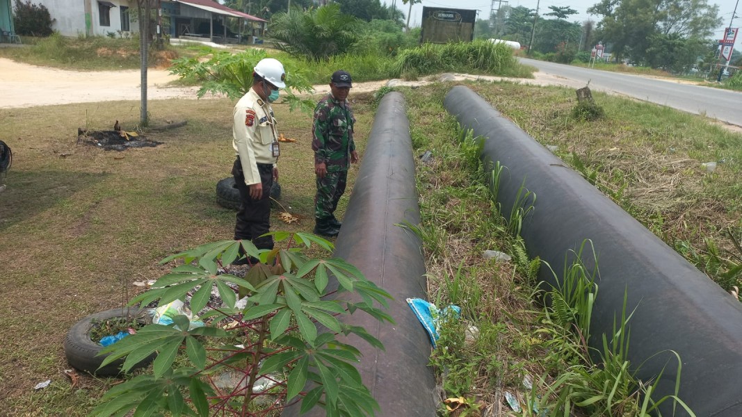 Babinsa Koramil 02/BK Bersama Security PHR Cek Jalur Pipa dari Km 16 hingga Km 23
