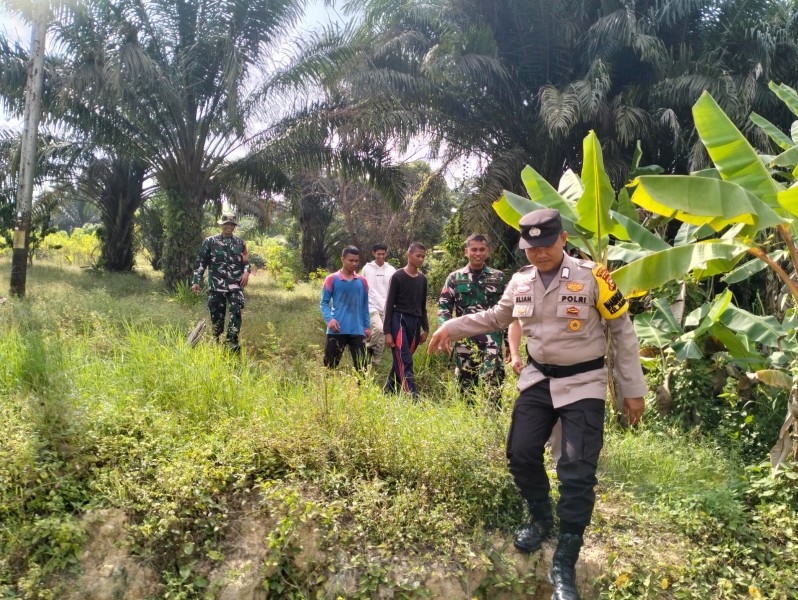 Babinsa Koptu Salomo Sembiring Gelar Patroli Karhutla di Minas Jaya, Pastikan Wilayah Aman dari Titik Api