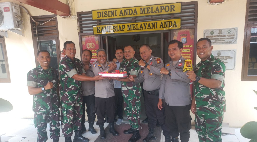 Danramil Perawang Bawa Kue Ulang Tahun ke Mapolsek Tualang, Rayakan HUT Bhayangkara ke-79 Penuh Keakraban