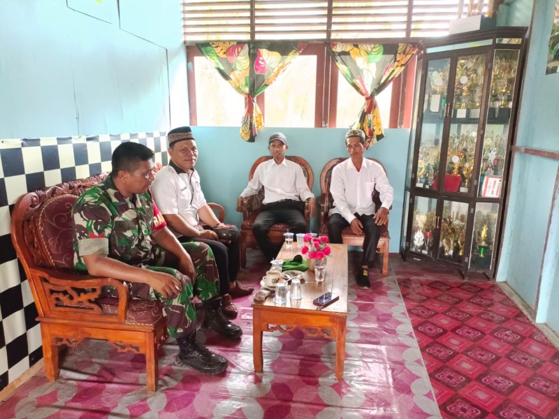 Jalin Keakraban, Babinsa Ajak Warga Jaga Kekompakan dan Kebersihan