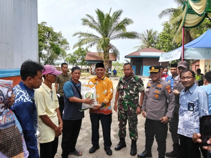 Kasdim 0314/Inhil Hadiri Launching Penyaluran Bantuan Pangan di Gudang Bulog Tembilahan Hulu