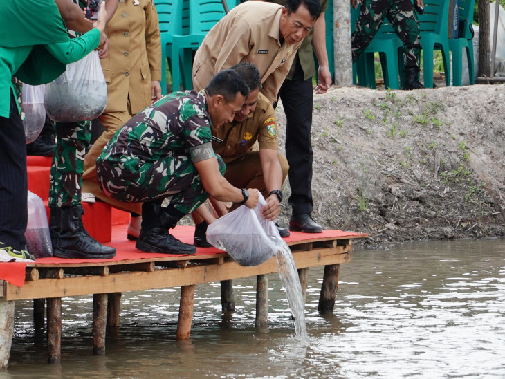 Bupati Kampar dan Yonif 132/Bima Sakti Tabur 300 Ribu Benih Ikan Patin