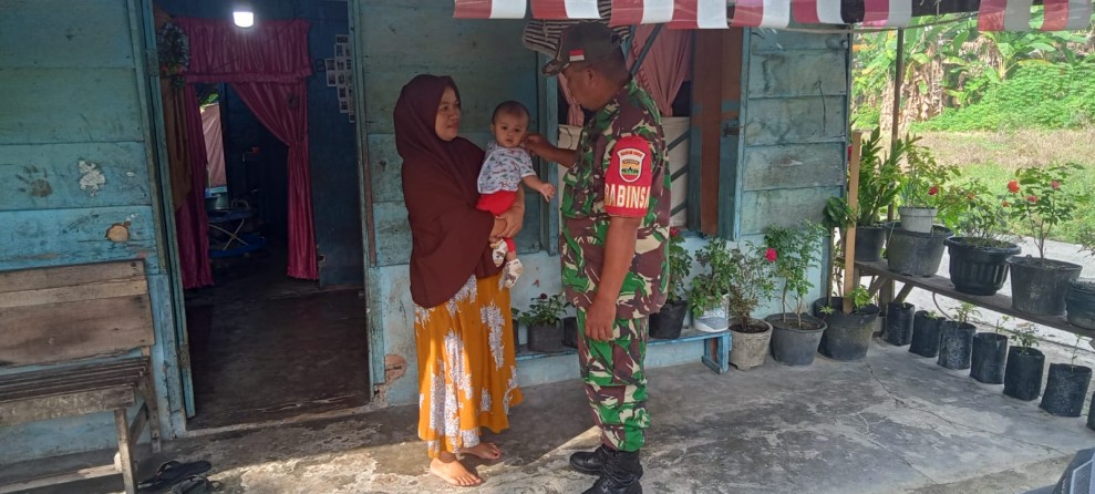 Sertu Sahidin Laksanakan Pengecekan Anak Stunting di Sengkemang, Koto Gasib