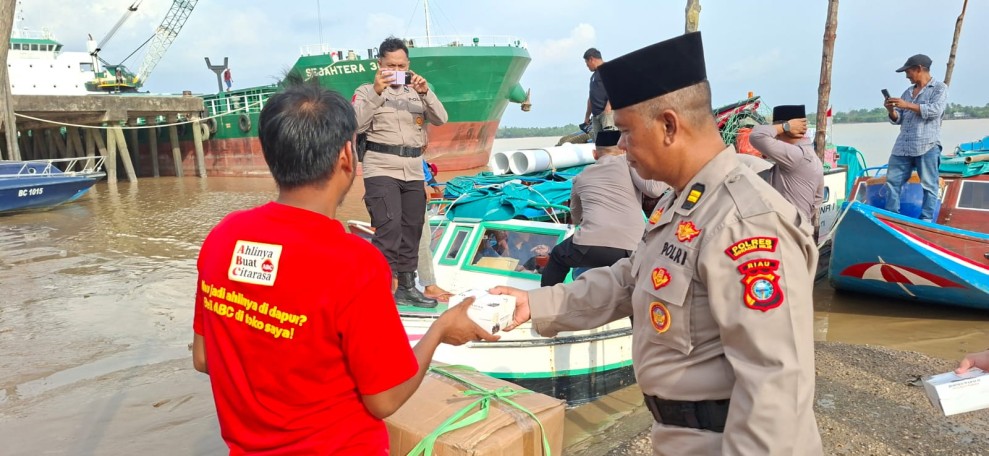 Polres Inhil Berbagi Takjil Ramadhan 1447 H kepada Penumpang Pelabuhan Kuala Enok