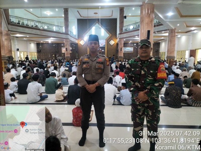 Babinsa Koramil 06/Kateman dan Polsek Kateman Berikan Pengamanan Shalat Idul Fitri 1446 H