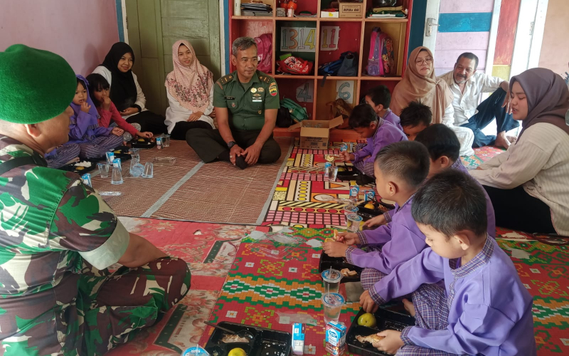 Babinsa dari Koramil 02 Beri Dukungan Terhadap Program Makan Bergizi Gratis
