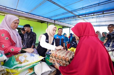 Ketua TP PKK Riau Bagikan Sembako GPM di Rumbai