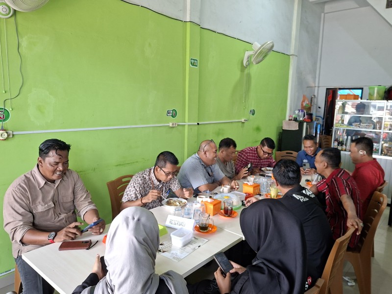 Penuh Keakraban, Humas Polres Inhil dan para Wartawan Ngopi Bareng