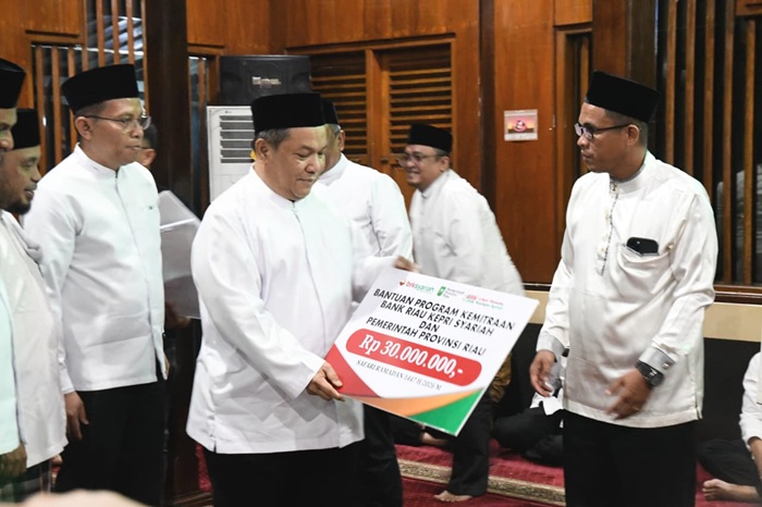Safari Ramadan di Rohul, Plt Gubri Serahkan Bantuan CSR BRK Syariah