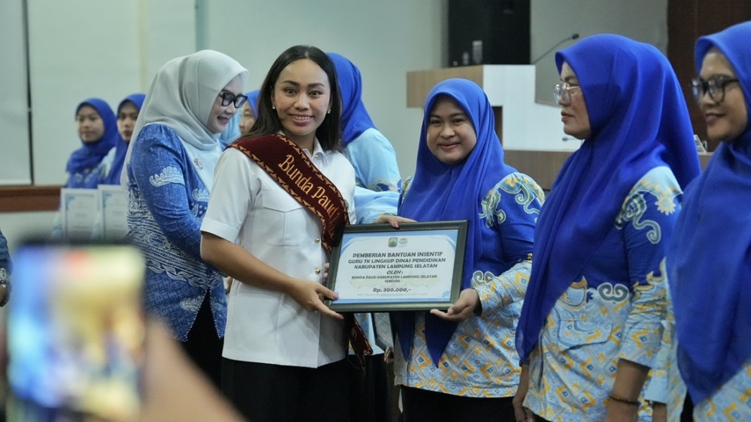 Ketua TP PKK Lampung Selatan Serahkan Sertifikat Diksar dan Insentif Guru PAUD