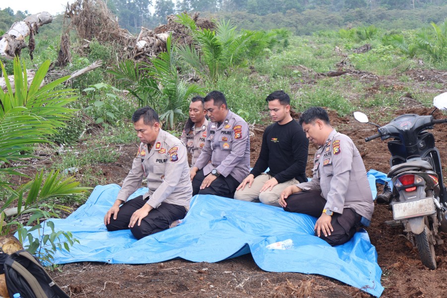 Kapolres Pelalawan Turun Langsung Pimpin Pemadaman Karhutla di Teluk Meranti