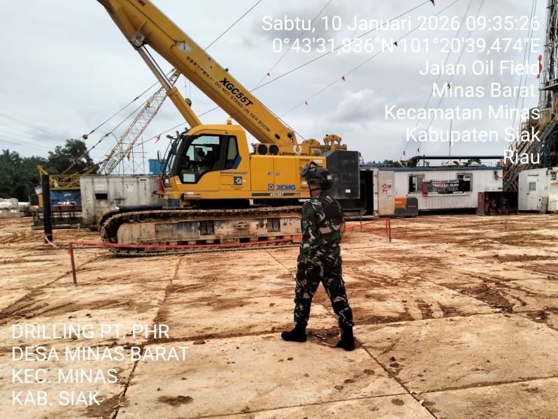 Babinsa Serda Holmes Pasaribu dan Serda Haris SP Patroli Lokasi Pengeboran Migas di Kecamatan Minas