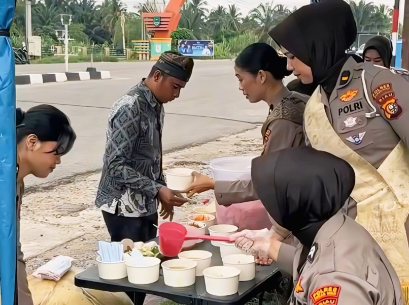 Hadir dengan Kepedulian, Polwan Polres Rokan Hulu Rutin Bagikan Sarapan Pagi Gratis kepada Masyarakat