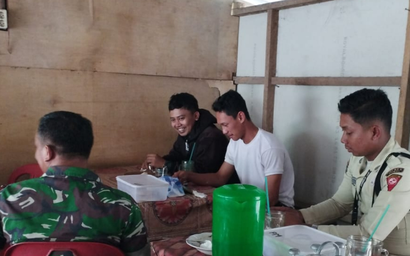 Patroli dan Edukasi Karhutla, Babinsa Koramil 03 Sungai Sembilan Turun ke Warga