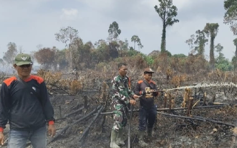 Babinsa Kodim Dumai Bersama Tim Gabungan Padamkan Karhutla di Batu Teritip