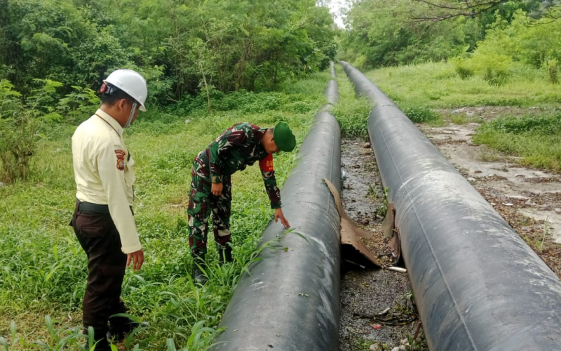 Cegah Gangguan Keamanan, Babinsa Dumai Laksanakan Patroli Jalur Pipa Minyak