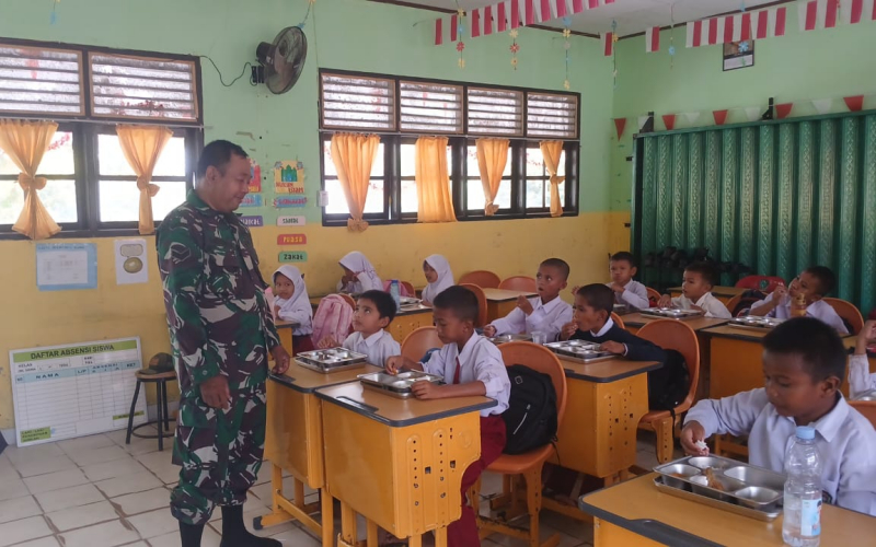 Babinsa Pelintung Dampingi Penyaluran Makanan Bergizi Gratis di Medang Kampai