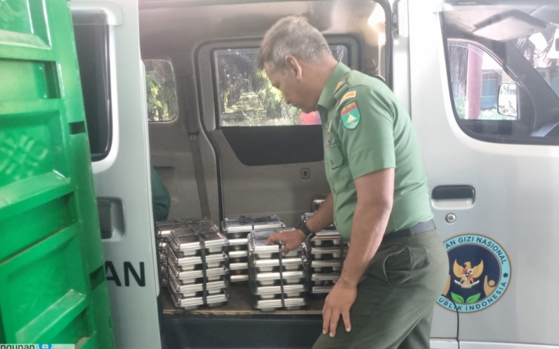 Perkuat Generasi Muda, Koramil 02 Dampingi Pemberian Makan Bergizi di Sekolah