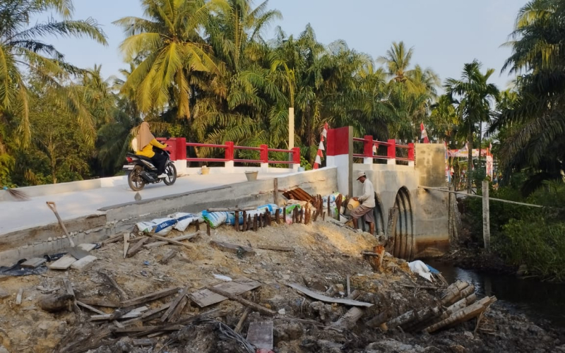 Pembangunan Jembatan Armco di Lubuk Gaung Terus Dikebut Personil Kodim Dumai, Akses Warga Diperkuat