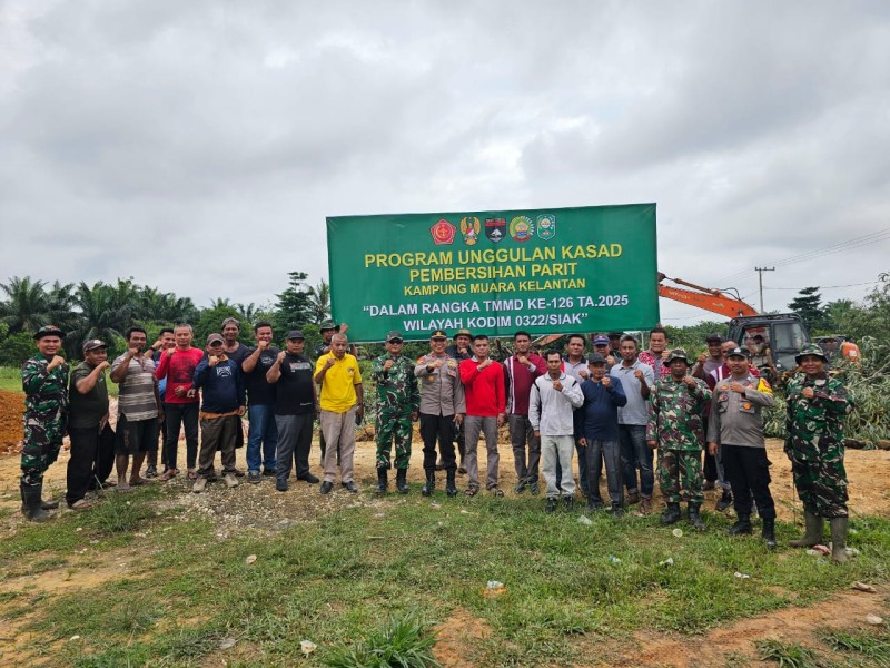 Pelda Muhammad Nasir Hadiri Gotong Royong Penyiapan Lapangan Upacara TMMD ke-126 di Sungai Mandau