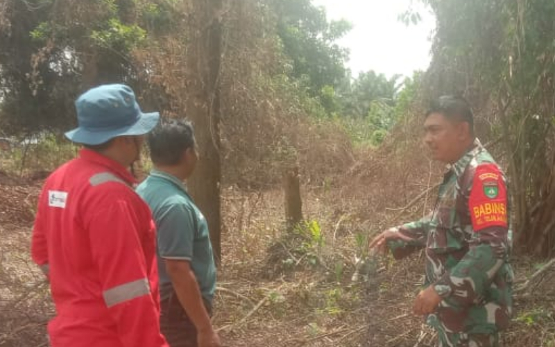 Cegah Karhutla, Babinsa Koramil 02 Lakukan Patroli dan Edukasi Warga di Teluk Makmur