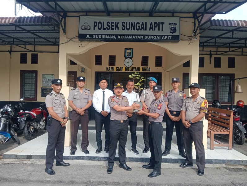 Kapolres Siak Hadiahkan Bibit Pohon untuk Personel yang Berulang Tahun, Wujud Kepedulian Lingkungan