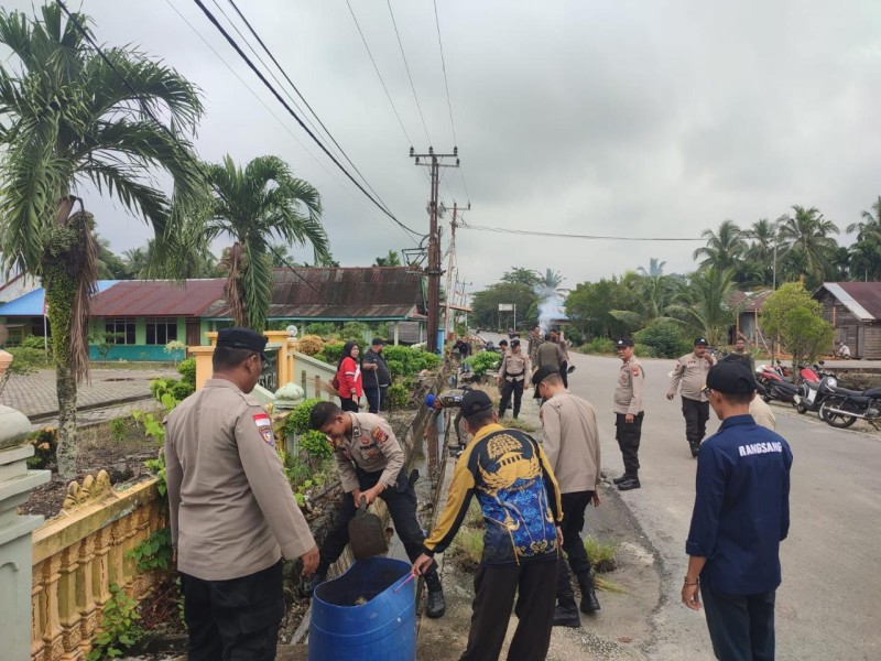 Gotong Royong Bersama Polres Meranti Gelar Penanggulangan Siklon Tropis