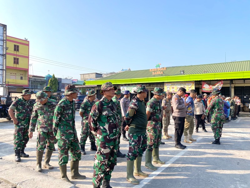 Semarak HUT Kodam XIX/Tuanku Tambusai, Koramil 01/Dumai Gelar Aksi Bersih Pasar