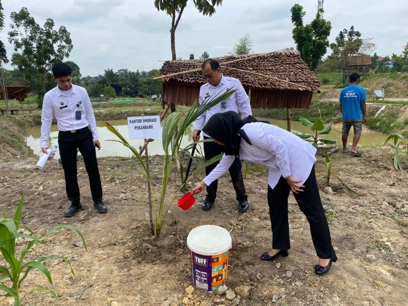 Imigrasi Pekanbaru Laksanakan Penanam Pohon Kelapa Dukung Kemandirian Pangan
